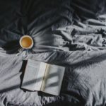 Bettwäsche mit Buch und Kaffee