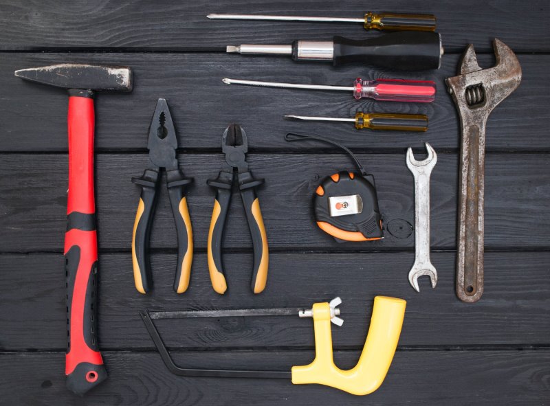 wichtige Werkzeuge die in einem Werkzeugkoffer nicht fehlen dürfen