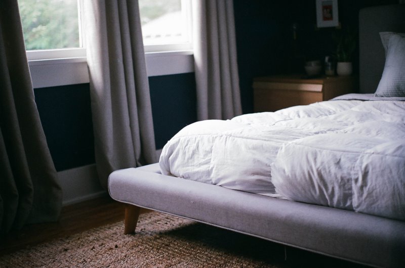 Ein Bett in einem Raum
