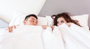 Ein Paar kuschelt sich auf ein Wärmeunterbett
