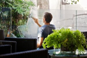 Putzen ohne einen Fensterputzroboter