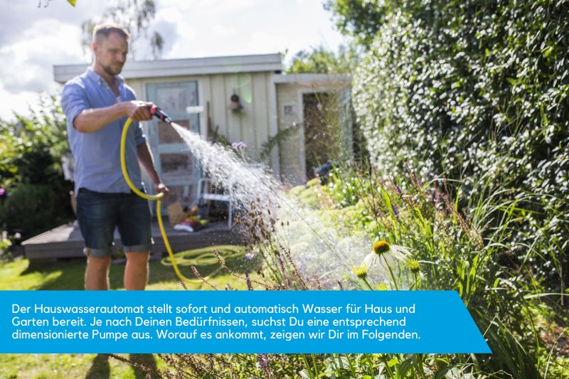 Mann bewaessert den Garten mit Pflanzen mithilfe eines Hauswasserautomaten